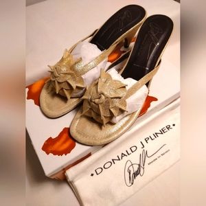 DONALD J PLINER MASHA PLATINO DISTRESS METALLIC SANDAL 9 1/2 Narrow USA